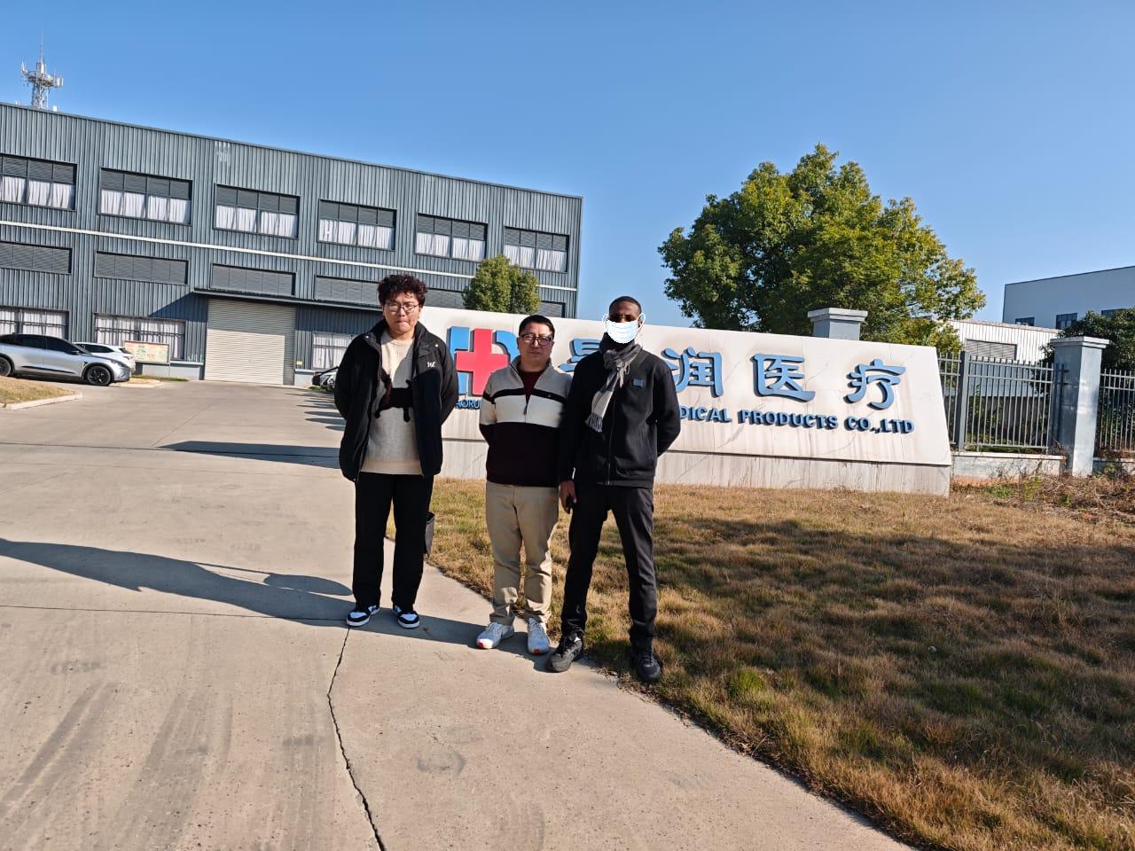 ลูกค้าในแอฟริกาเยี่ยมชมโรงงานของเราในวันที่ 15 ธันวาคม 2568: ส่งเสริมศักยภาพความร่วมมือในเชิงลึก